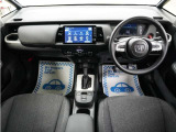 運転にかかわる様々な操作を安全に行えるように視点移動が少なく、操作性に配慮されたスイッチ類が凝縮されたコクピットです。