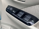運転席側スイッチでは、各席の窓ガラスの開閉ができます。