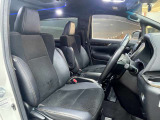 運転席も広々としており運転しやすい環境を実現しています☆