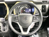インテリアに合わせたデザインのステアリングは、運転される方のことも考え、運転しやすい形状、大きさです。是非一度、実際に触ってお確かめください。