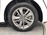 【純正アルミホイール】です!車両デザインに合わせてホイールをデザインしているため、見た目にもカッコイイアルミホイール♪洗車もラクチンで錆びません。