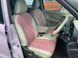 ボレロ専用デザイン内装。運転席には、シートリフターが付いております☆ 前後のスライドに加えシートの高さも変更出来ますので小柄な女性の方でも運転し易いポジションを取れます♪