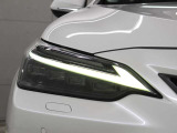 LEDヘッドランプにはアダプティブハイビームシステム「AHS」を採用。光検出カメラで車両検出をし、先行車や対向車に直接ハイビームを当てないように部分遮光します。