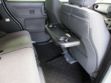 運転席にはシートバックテーブル装備。
