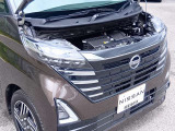 納車以降、お車のメンテナンスは自宅近所の日産サービス拠点にて承ります。専門の教育を受けたサービスフロント&メカニックが無料1ヶ月点検から法定/車検整備、万一の故障・不具合の修理まで全て担当いたします。