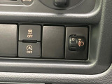 【アイドリングストップ】赤信号や渋滞で停車した際にエンジンを停止し、無駄な燃料の消費を抑えます。燃費向上や環境保護につなげる機能♪エンジンはブレーキを離せば再始動します。