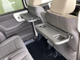 折りたたみ式のシートバックテーブルは限られた空間を有効活用。車内の家族時間をもっと快適に。休憩時のちょっとした小物置に使える、前席背面の格納式テーブルが付いています。