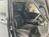 運転席まわりです。運転席からの視界が左右に広く隅々まではっきりと見渡せます!クルマの前端も把握しやすく安心して運転できます!