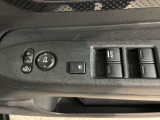 狭い駐車場で便利な電動格納ドアミラーが付いています。