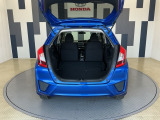 リアシートを倒すことでほぼフラットの状態となります。スペースを広く有効にご活用いただけます。