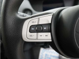 ハンドルにオーディオ操作用スイッチを備え、手を放さずに操作可能。安全性と利便性を両立しています。