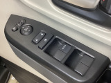 ハンドルの右側に電動格納付きパワーミラーの操作スイッチがついています。左右のサイドミラーの角度調節も微調整ができて便利です。パワーウインドウは運転席でドア4枚とも上下の操作ができるようになっています。