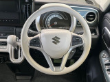 インテリアに合わせたデザインのステアリングは、運転される方のことも考え、運転しやすい形状、大きさです。是非一度、実際に触ってお確かめください。