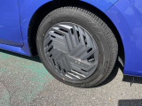 185/60R16インチタイヤ&フルホイールカバー付きです。
