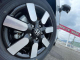 純正15インチアルミホイール装着で、タイヤサイズは『185/65R15』となっております!