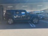 Jeep伝統の台形のホイールアーチも継承し走破性も兼ね備えております。