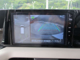 アラウンドビューモニターも装備しております。ご覧のように車体を真上か見たような映像なので、車庫入れの苦手なお客様ももうご心配いりません。