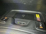 ワイヤレス充電機能で接続の手間いらず。スマートフォンなどをワイヤレスで充電可能です。