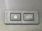 【パワーバックドア】スマートキーや運転席のボタンを押すだけでリアゲートが自動で開閉します!荷物を持っている時や、高い位置にあるバックドアを閉める際に便利な機能です♪