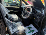運転席はこちらです。プライベートな車内なのでリラックスできる空間を。
