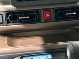 手の届くところにスマートフォンが置けるインパネセンタートレイ