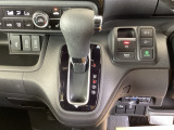 シフトはインパネシフト、パーキングブレーキは電子制御なので運転席と助手席の間はすっきりしています。
