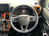 インテリアに合わせたデザインのステアリングは、運転される方のことも考え、運転しやすい形状、大きさです。是非一度、実際に触ってお確かめください。