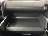 助手席側のインパネトレイは大きくてボックスティッシュも置けます!