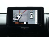 サイドクリアランスビュー表示中に、旋回時の運転操作に合わせて自動で車両を斜め後方から見たような映像を表示。