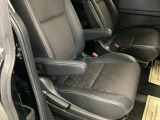広い足元にフィット感のあるシートにはひじ掛けも装備。快適にサポートしてくれます。