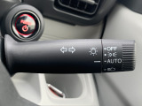 ■オートライト■車外の明るさに応じて、自動的にライトの点灯・消灯をしてくれます。トンネルが続くような道でも、いちいちライトスイッチを操作する必要がありません。消し忘れの心配もありません。
