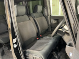 乗降がしやすい運転席。高さが調節できて小柄な方でも運転しやすいポジションをとることができます。