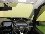 ドライバー目線で、使いやすく安全操作性と良好な視界を実現した運転席です。
