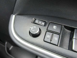 駐車時や狭い道でのすれ違い時に気を使うミラー。電動格納式ドアミラーはそんな時に便利です。