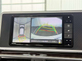 【バックガイドモニター】車両後方の映像をナビ画面に表示し、駐車などの後退操作をサポートします。