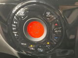 【オートエアコン】一度お好みの温度に設定すれば、車内の温度を検知し風量や温度を自動で調整。暑い&hellip;寒い&hellip;と何度もスイッチ操作をする必要はありません。快適な車内空間には必須の機能ですね♪