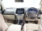デザインもよく、居心地のよい運転席ですね。分かりやすいスイッチ類ですから操作もしやすく運転をサポートします。ぜひご来店いただき、実際にお座りいただいてステアリングを握ってみてください!