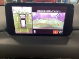 狭い場所での駐車やすれ違いなどでより的確な運転操作に役立つ360&deg;ビューモニターが装備されています。