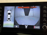 パノラミックビューモニターを装備。駐車場や交差点でクルマを真上から見るように周囲を確認できます。機能の詳細は販売店スタッフまでおたずねください。