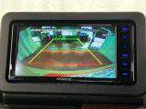 【バックカメラ】 駐車時に車両後方の様子を見ることができるので、運転の不安を軽くします。