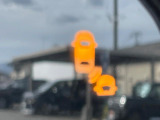 【ブラインドスポットインフォメーション】走行中、ドアミラーの死角になりやすい箇所に後続車が接近するとサイドミラー付近に警告を表示、ドライバーに注意喚起をしてくれます。