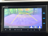 【バックカメラ】駐車時に後方がリアルタイム映像で確認できます。大型商業施設や立体駐車場での駐車時や、夜間のバック時に大活躍!運転スキルに関わらず、今や必須となった装備のひとつです!