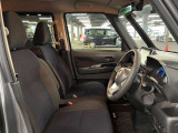 運転席の画像です。足元やシートまわりに余裕があり、リラックスした姿勢で運転が可能です。視界も良好で操作系へのアクセスもしやすく、快適で安心感のあるドライブをサポートします。