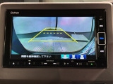 リバースギアに入れるだけで後方の表示へ切り替わります。夜間や雨の日の駐車も楽になりますよ。