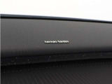 【harman/kardon】5つのスピーカーを内蔵したサウンドバーにより、ドライバーを包み込む音場を実現しました。また、洗練されたミニマルデザインは、キャビンをスタイリッシュに彩ります。