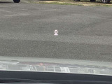 運転視界の遠方上方に虚像を投影することで前を見ながら情報の視認ができます。本当にドライバーが必要な情報を適切に伝え、楽しんで頂くことを考えた新世代装備です。※虚像は2.6m前方に浮かぶイメージです。
