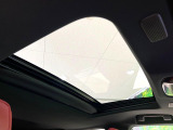 【サンルーフ】開放感たっぷりの希少装備、サンルーフが装着されています!車内に明かりを取り入れたり景色を楽しむ以外にも、車内の空気も簡単に換気できて快適です!