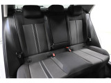 安全性と快適性を追求した、少し硬めのシート。 これは長時間の運転や渋滞などの状況でも、身体の疲労度が少ないことを求めたものです。