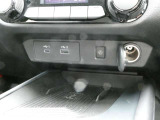 電子機器の使用が出来る、12V電源ポートとタイプA/CのUSB電源ポートや、置くだけで携帯電話の充電が出来るコードレス充電器も備えております