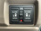狭い所でも乗り降り楽々な両側電動スライドドアです!簡単にドアの開閉が出来る為女性やお年寄りにも優しく、荷物で手が塞がった時なども大変便利です!